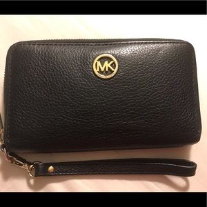 MICHAEL KORS wristlet